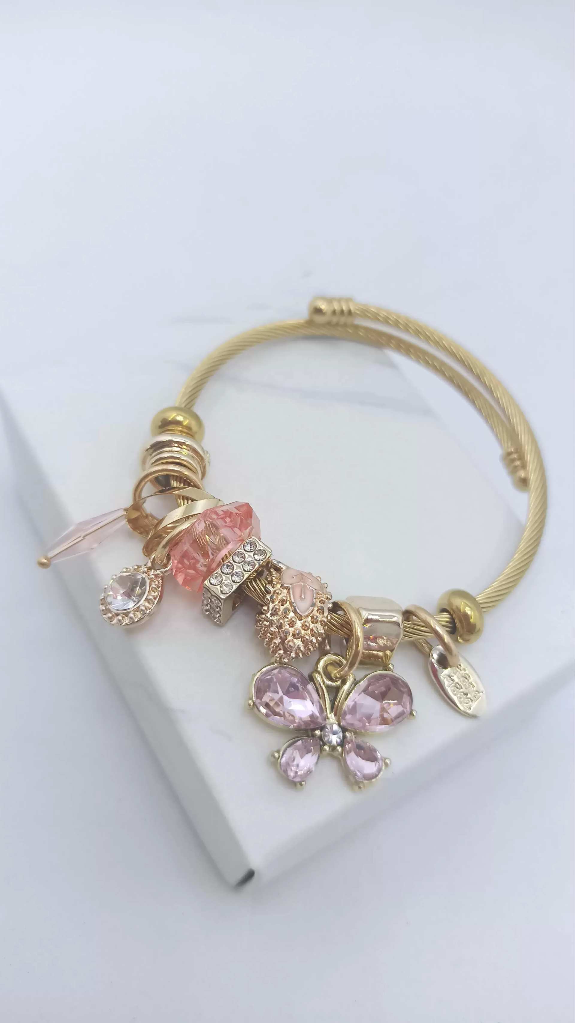 GOLD PEMBE KELEBEKLİ CHARM BİLEKLİK